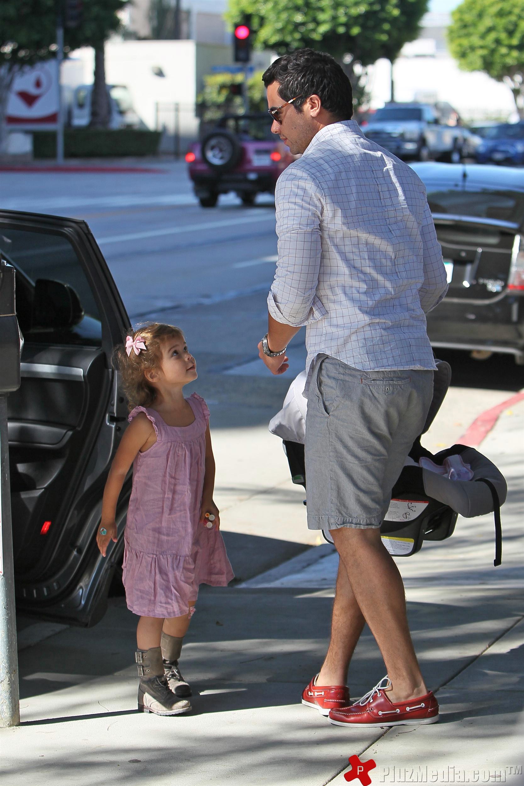 Jessica Alba and Cash Warren take Honor Marie and new baby Haven for breakfast | Picture 98020